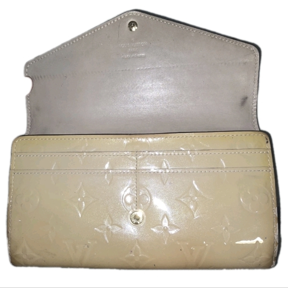Authentic Louis Vuitton Light Yellow Vernis Monogram Long Snap Sarah Wallet - Picture 2 of 10